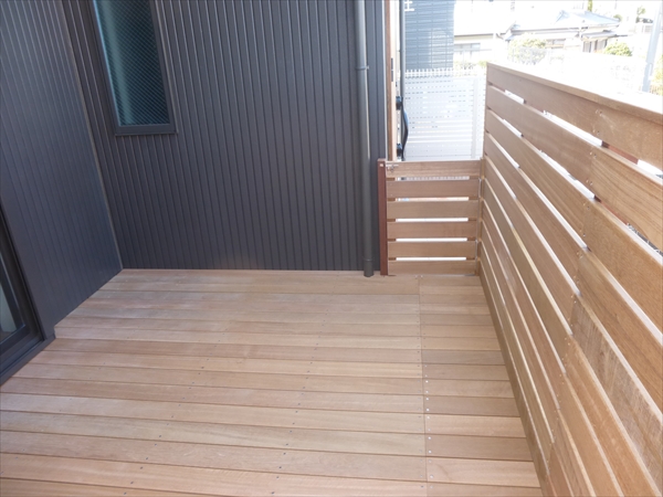 神奈川県横浜市神奈川区 T邸 はね出しウッドデッキで 空中に生まれたリビングと玄関を繋ぐ新たな生活動線