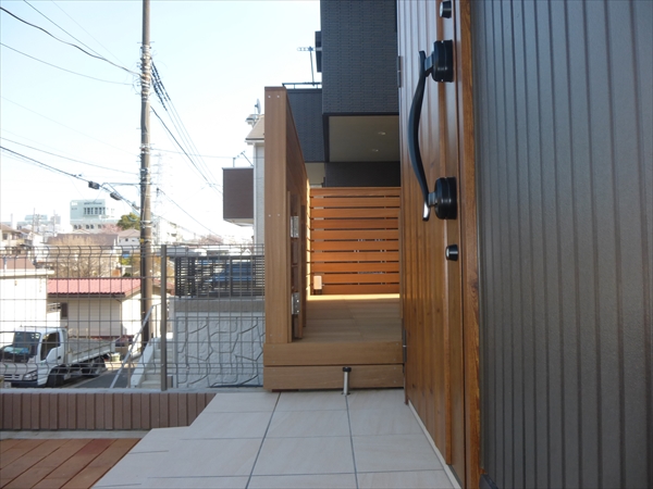 神奈川県横浜市神奈川区 T邸 はね出しウッドデッキで 空中に生まれたリビングと玄関を繋ぐ新たな生活動線