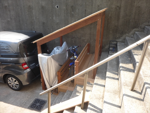 奈川県横浜市港南区 M邸　階段上を利用した屋根付き駐輪場とスカイデッキで家族みんなが楽しめる快適空間スペース