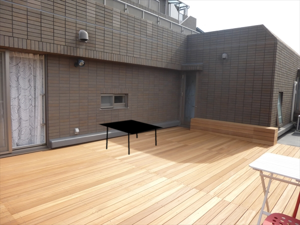 東京都大田区 T邸 広いルーフバルコニーは部分的にウッドデッキにし 使い勝手とメリハリある空間へ