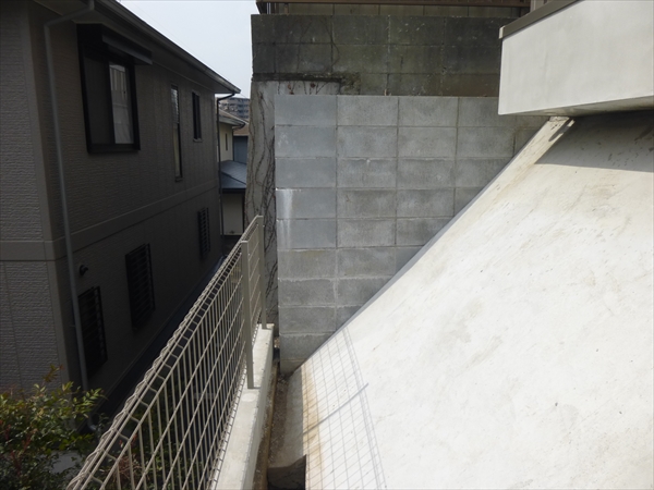 神奈川県横浜市神奈川区 T邸 横浜特有の高台の傾斜地。擁壁上の土地を有効活用し広々とした１Fベランダウッドデッキ空間に