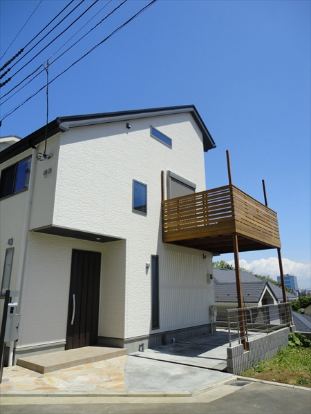 神奈川県横浜市神奈川区 W邸 開放感と眺望を楽しむ高台の車庫上木製ベランダデッキ。
