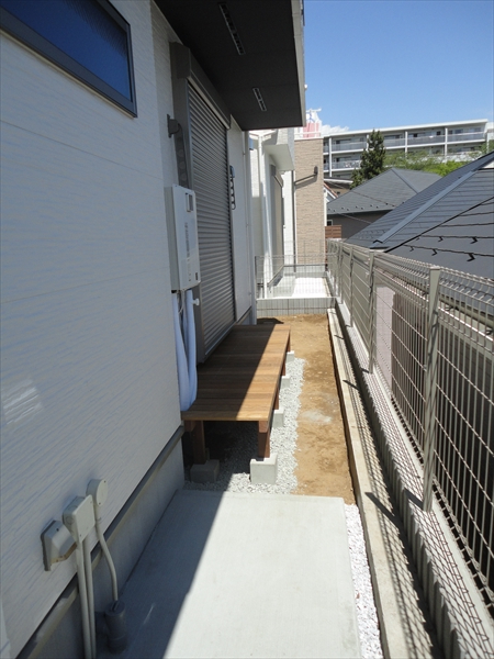 神奈川県横浜市神奈川区 W邸 開放感と眺望を楽しむ高台の車庫上木製ベランダデッキ。