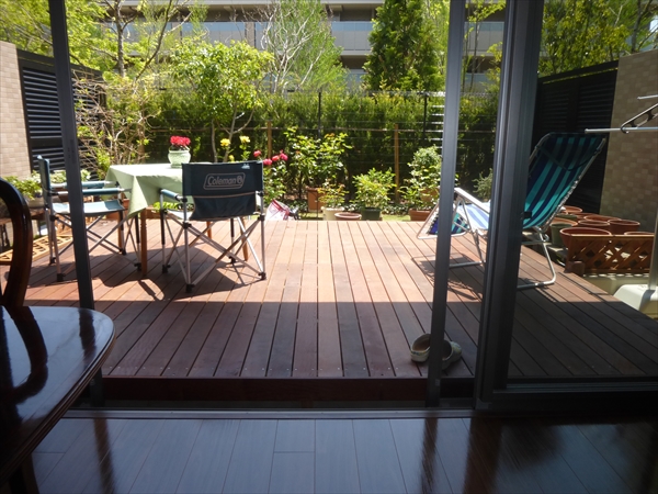 東京都世田谷区 Y邸 マンション専用庭とベランダをひと続きに！ ウッドデッキのリビングテラスが完成！