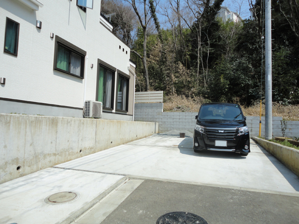 神奈川県秦野市 F邸 下地は鉄骨メッキ塗装、上部デッキはハードウッドのハイブリッド駐車場上ウッドデッキ
