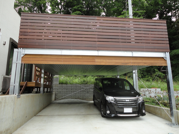 神奈川県秦野市 F邸 下地は鉄骨メッキ塗装、上部デッキはハードウッドのハイブリッド駐車場上ウッドデッキ
