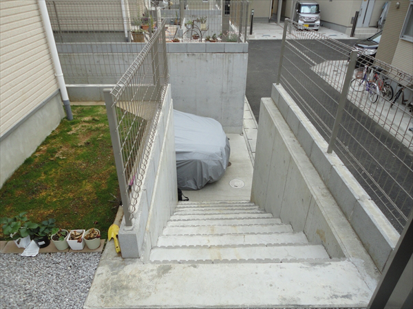 埼玉県朝霞市 T邸 こだわりの芝の日陰対策に低めの駐車場上デッキは 家族が集う第二の空間