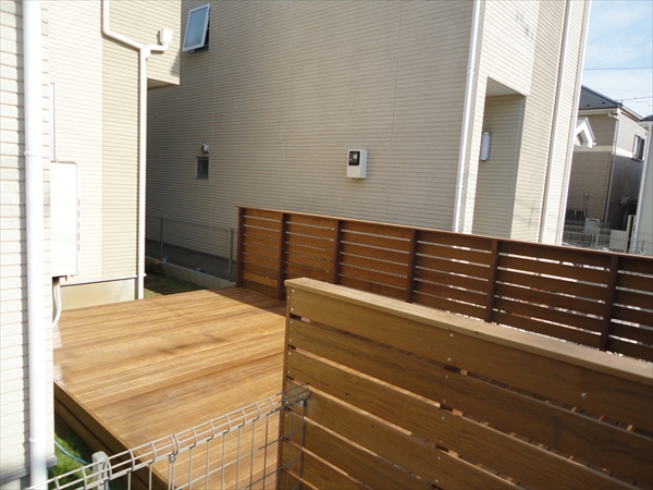 埼玉県朝霞市 T邸 こだわりの芝の日陰対策に低めの駐車場上デッキは 家族が集う第二の空間
