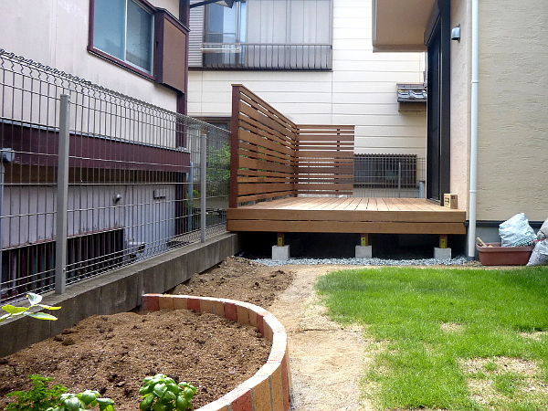 東京都多摩区 M邸 お庭一面にウッドデッキを敷かず、花壇コーナー/ウッドデッキコーナーと、エリアを分けたお庭づくり。