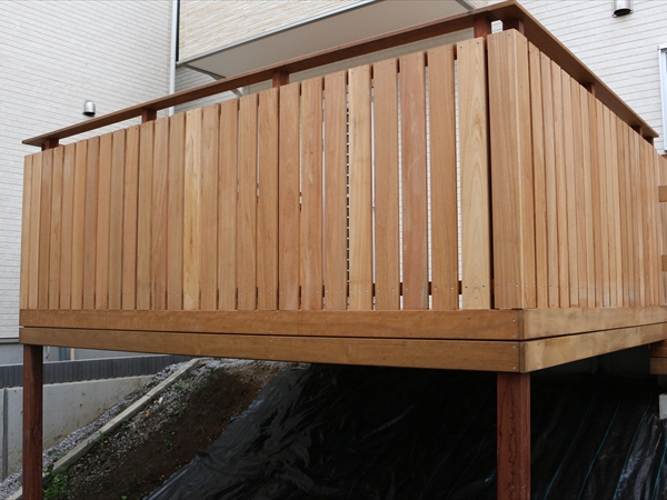神奈川県横浜市神奈川区 S邸 傾斜のお庭に高台テラスの完成　ゆくゆくは畑をする為サイドにはオーダー階段を造作