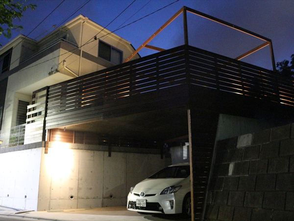 神奈川県横須賀市 S邸 愛犬と愛猫と屋外でも過ごしたい！風がよく通りタープの日陰が心地よいアジアンテイスト駐車場上ウッドデッキ