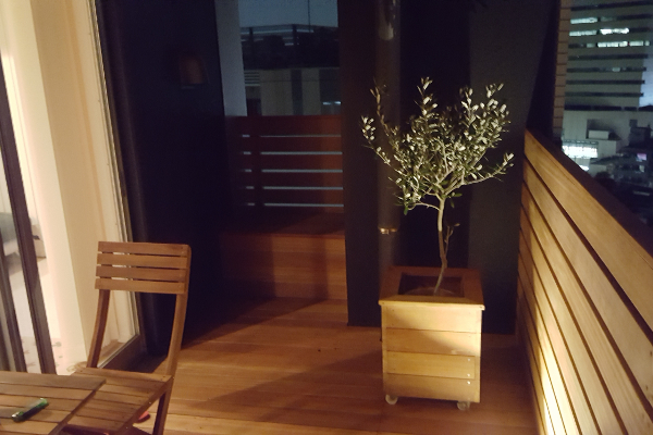 東京都渋谷区 H邸 東京のパノラマビューを楽しめるベランダ。『リビングとベランダをつなげる』という発想