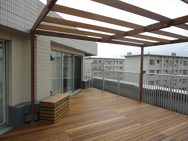 東京都板橋区 K邸 アウトドアライフをマンションでも！変形の広々ルーフバルコニーにデッキ＆パーゴラを設置！