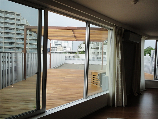 東京都板橋区 K邸 アウトドアライフをマンションでも！変形の広々ルーフバルコニーにデッキ＆パーゴラを設置！