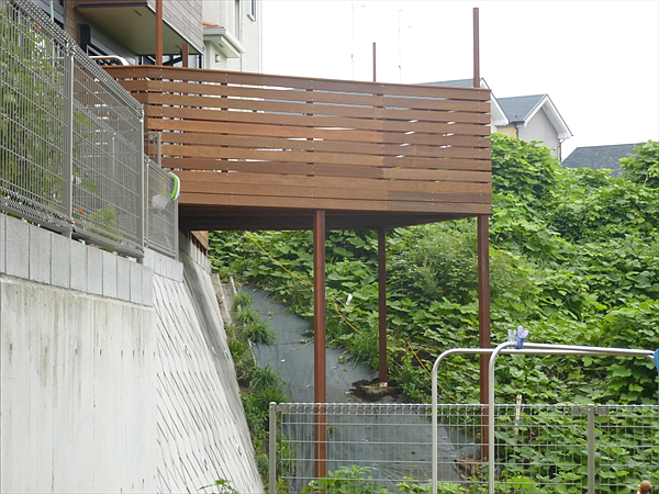 神奈川県横浜市旭区 T邸 傾斜した土地にこそウッドデッキ！窓は全開！家族でのんびりくつろぐプラスαの空間