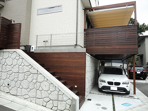 神奈川県横浜市神奈川区 A邸 こだわりの新築一戸建ての駐車場上ウッドデッキ。パーゴラ、オーニング、LED、マリンライト、カウンターと快適空間に。