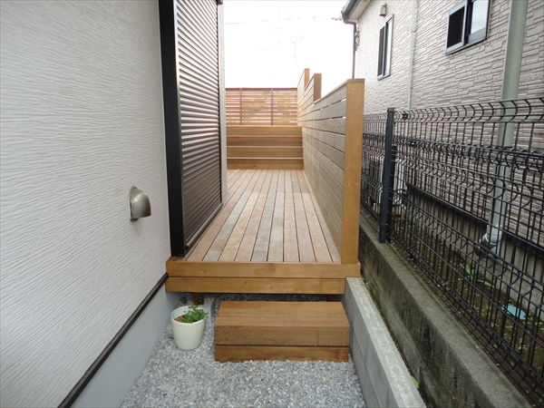 埼玉県さいたま市 Y邸 リビングから繋がる車庫上ウッドデッキ。全面を階段とし、一体感を。