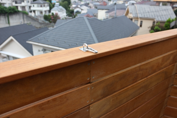 神奈川県横浜市旭区 T邸 デザイナー住宅にマッチさせるウッドデッキには周囲の視線から我が子を守るウッドフェンスを！
