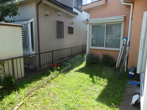 神奈川県海老名市 N邸 雑草で日々悩まされたお庭が変身！木のぬくもり溢れるプライベートカフェテラス