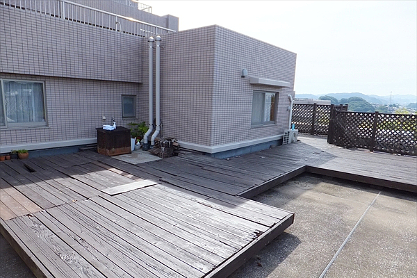 神奈川県横浜市栄区 T邸 マンションルーフバルコニーの腐ったデッキを処分、新設！メンテナンス不要のリゾート空間にリニューアル