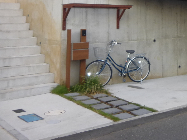 埼玉県さいたま市 T邸 僅か550㎜のお庭が出幅3400㎜に。耐食性に優れたメッキ塗装仕上げの鉄骨下地ウッドデッキ
