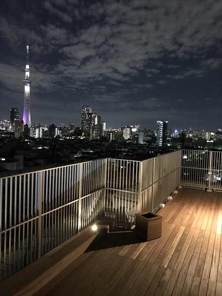 東京都墨田区 M邸 スカイツリーを365日楽しめるバルコニー。ご夫婦だけの展望テラスデッキで夜空を浴びる