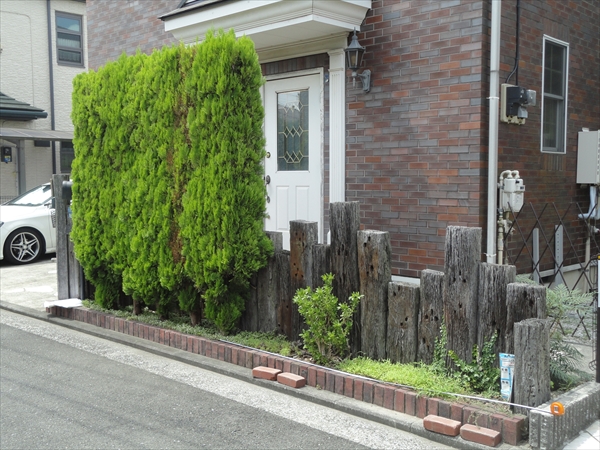 神奈川県横浜市都筑区 H邸 傷んでしまった枕木とデッキを撤去し、新たなエントランスとウッドデッキをデザイン！
