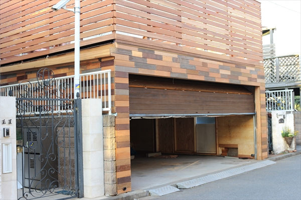 神奈川県横浜市都筑区I邸 ビンテージウッドウォールのガレージ完成！腐食して歩く事が出来ないデッキを外壁のレンガに合わせてビンテージ風にデザイン