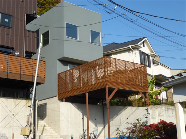 東京都町田市 N邸 １Fリビングから続く車庫上のアウトドアリビング。特注フェンスでこだわりの設計住居の顔に