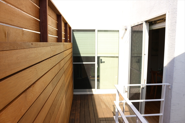 東京都世田谷区 K邸 イペのバルコニーをグレードアップ。外観も美しく近隣の視線も気にならない木製目隠しフェンス
