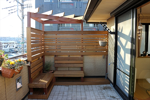 神奈川県横浜市青葉区 K邸 バルコニーを癒しのガーデニングリビングに。さりげない目隠しで安心プライベート空間