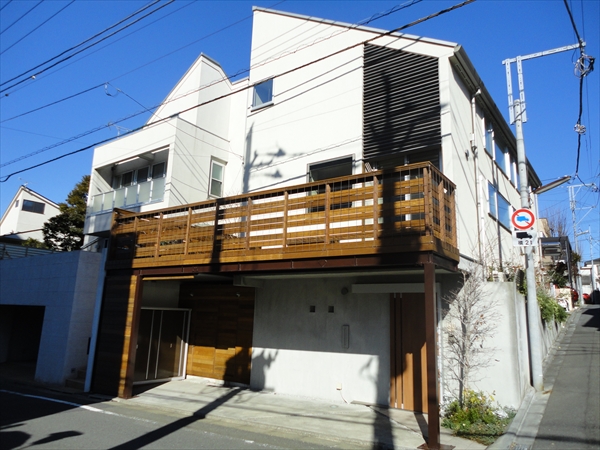 東京都大田区O邸　こだわりの車庫上デッキ。フェンスはクレマチス用に横幅たっぷりのトレリスを施工。