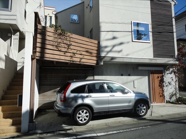 東京都大田区O邸　こだわりの車庫上デッキ。フェンスはクレマチス用に横幅たっぷりのトレリスを施工。
