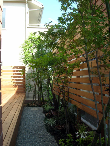 ガーデンデザイン（玄関から続くジャパニーズモダンの植栽の庭）