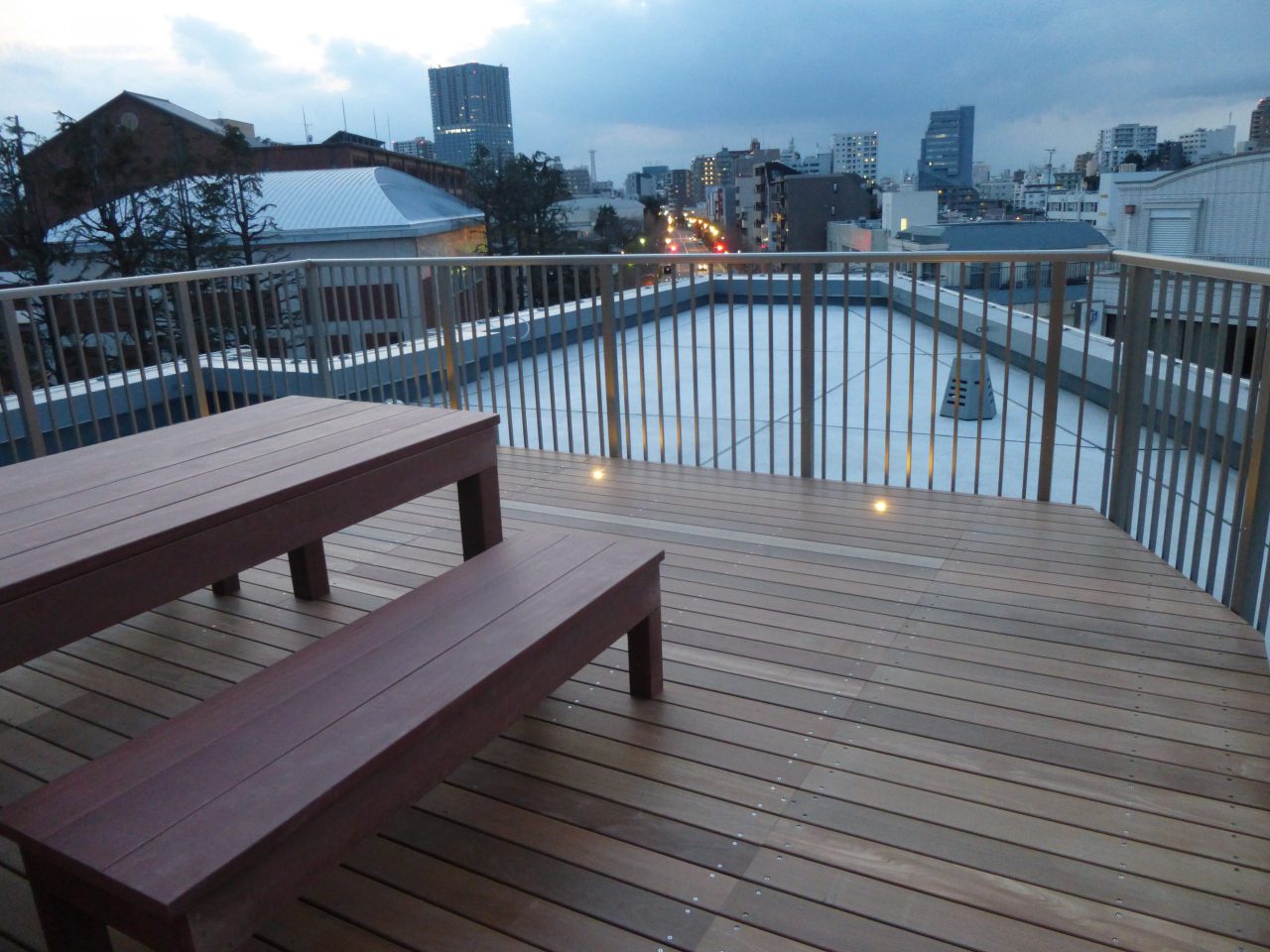 東京都新宿区 I邸 都心マンションルーフバルコニーからの夜景と調和する癒しのLED付きウッドデッキ空間が誕生