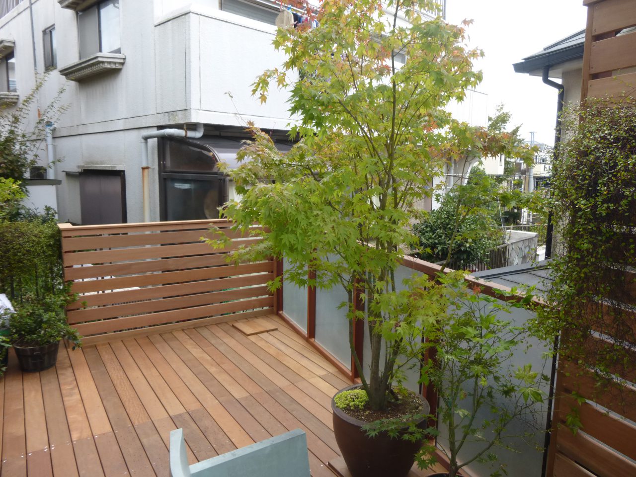 神奈川県横浜市旭区 S邸 強化ガラスと横貼りフェンスを組み合わせ、光を採り込む緑豊かなウッドデッキ
