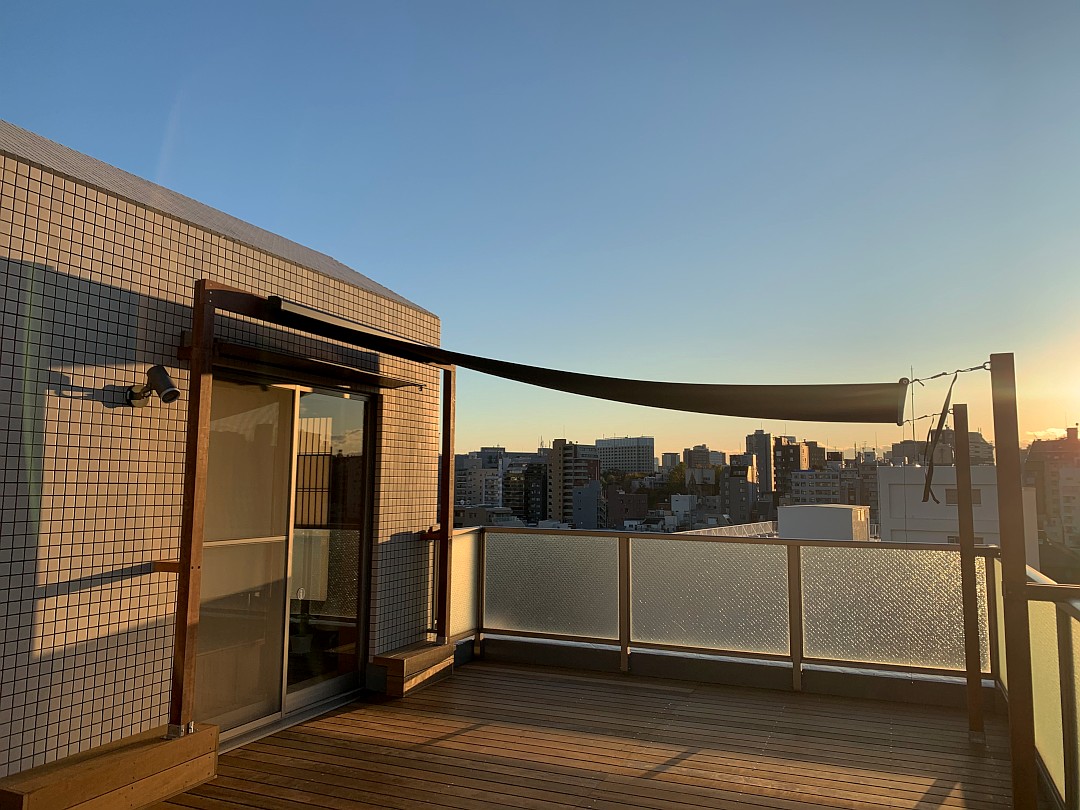 東京都港区　H邸　ルーフバルコニーにウッドデッキと日除け。ロール式のシェードで簡単取り付け！