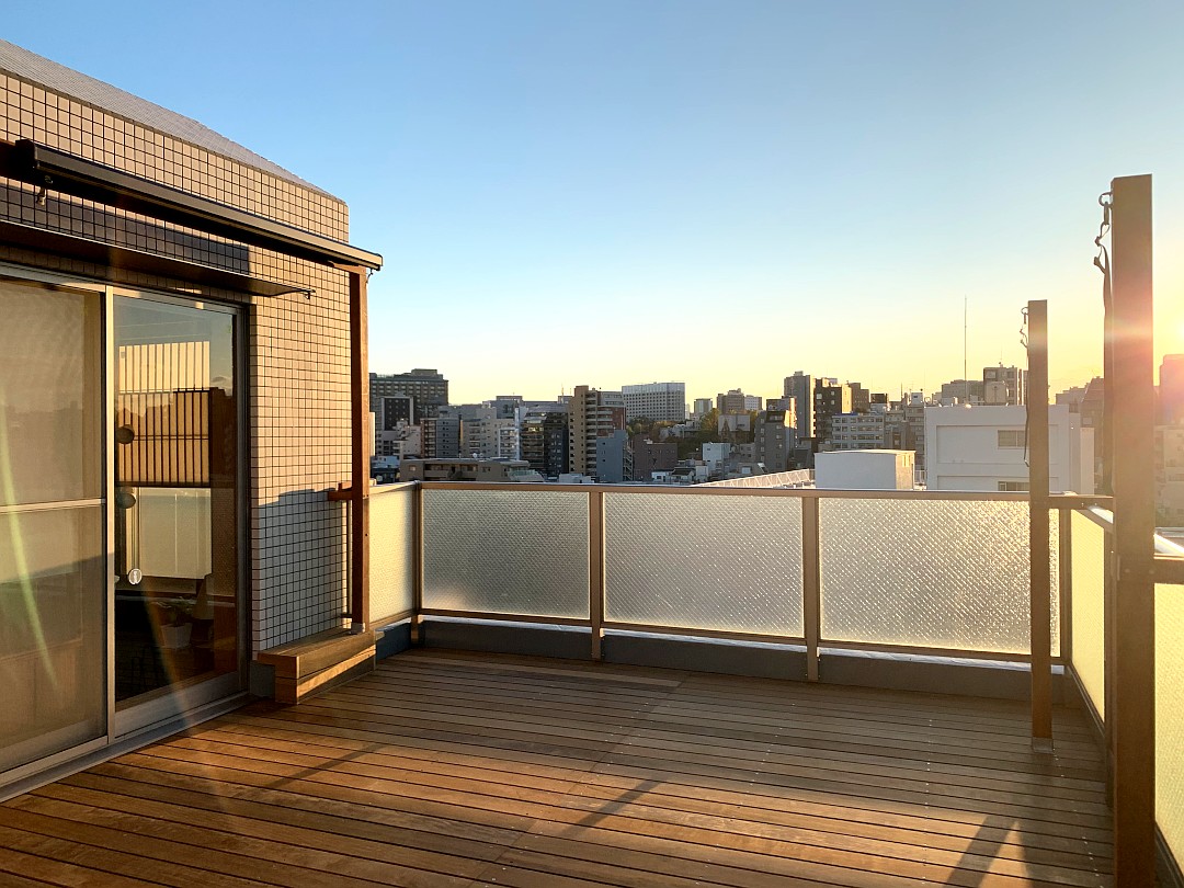 東京都港区　H邸　ルーフバルコニーにウッドデッキと日除け。ロール式のシェードで簡単取り付け！