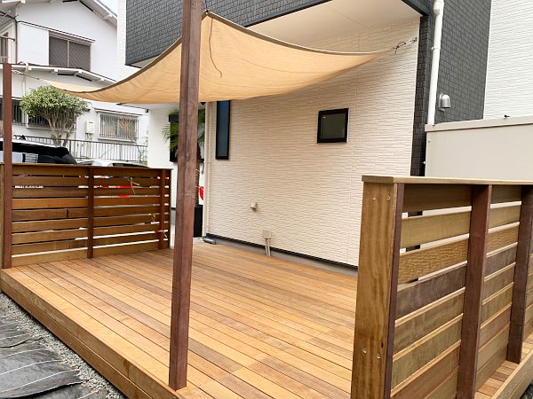 神奈川県横浜市磯子区 S邸　お子様のプールのためのウッドデッキ。オーダータープで日除けもばっちり！