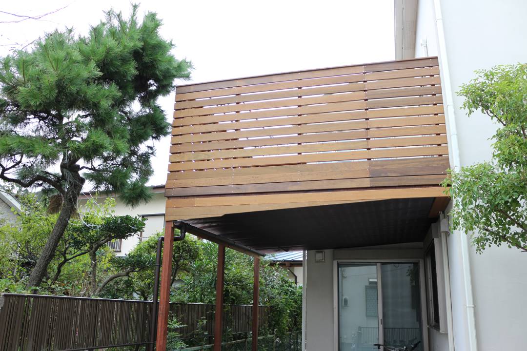 神奈川県逗子市 I邸　スカイデッキの造り替えは塩害にも強いハードウッドで！プライバシー効果を高めたハイフェンスでアウトドアリビングにリニューアル