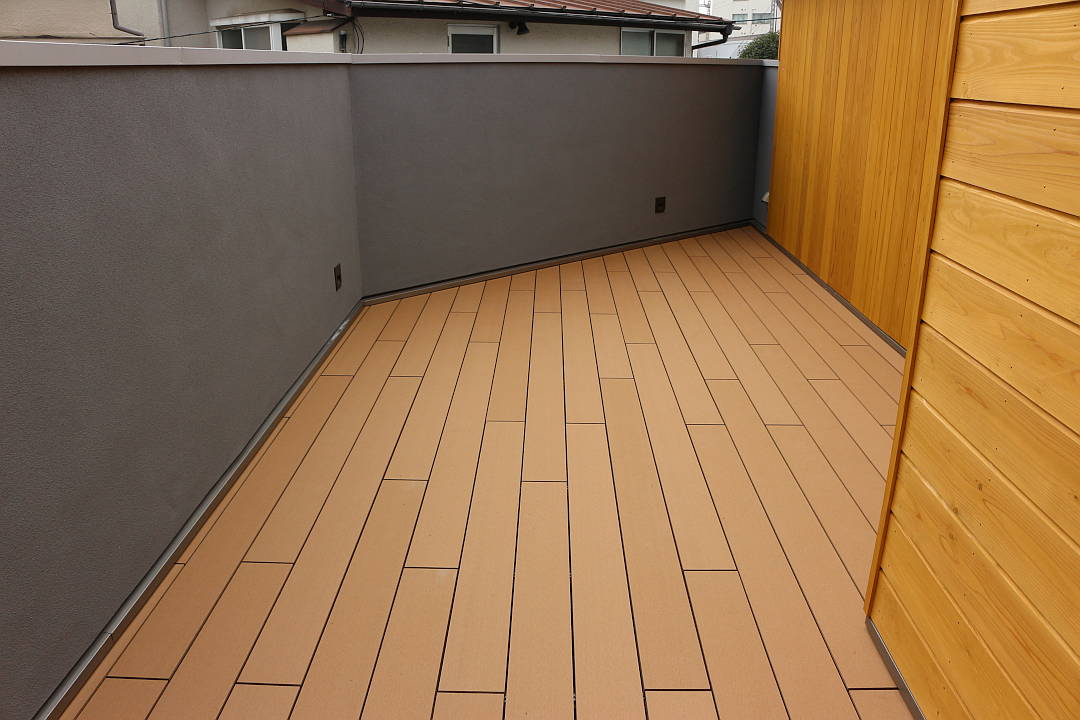 東京都品川区 N邸 人工木(樹脂木)で叶える、ささくれがなく、変色が少ないバルコニーデッキ。変形でもきれいに加工。
