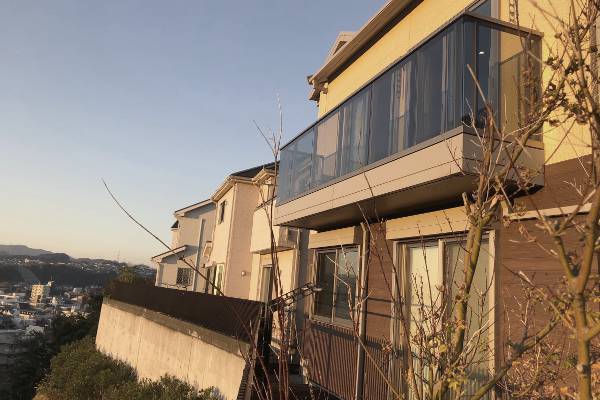 神奈川県三浦郡葉山町　Ｋ邸　高台に建つ二階ベランを拡張。フェンスは強化ガラスを再利用。眺望の素晴らしい絶景プライベート空間が完成