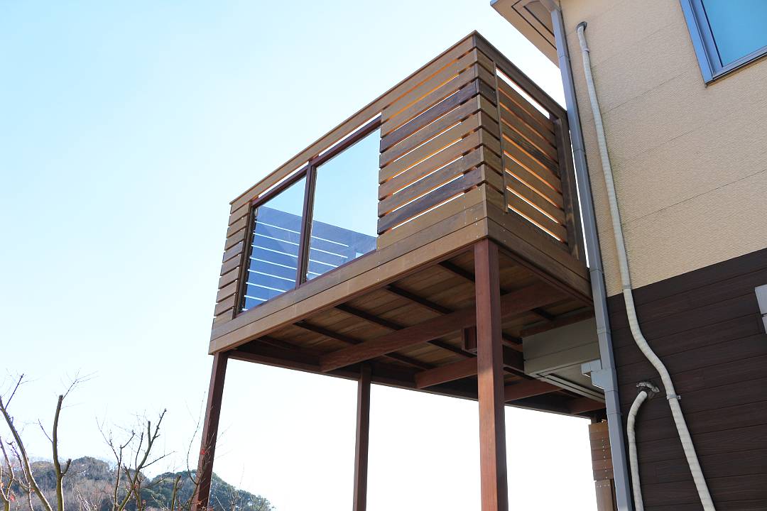 神奈川県三浦郡葉山町　Ｋ邸　高台に建つ二階ベランを拡張。フェンスは強化ガラスを再利用。眺望の素晴らしい絶景プライベート空間が完成