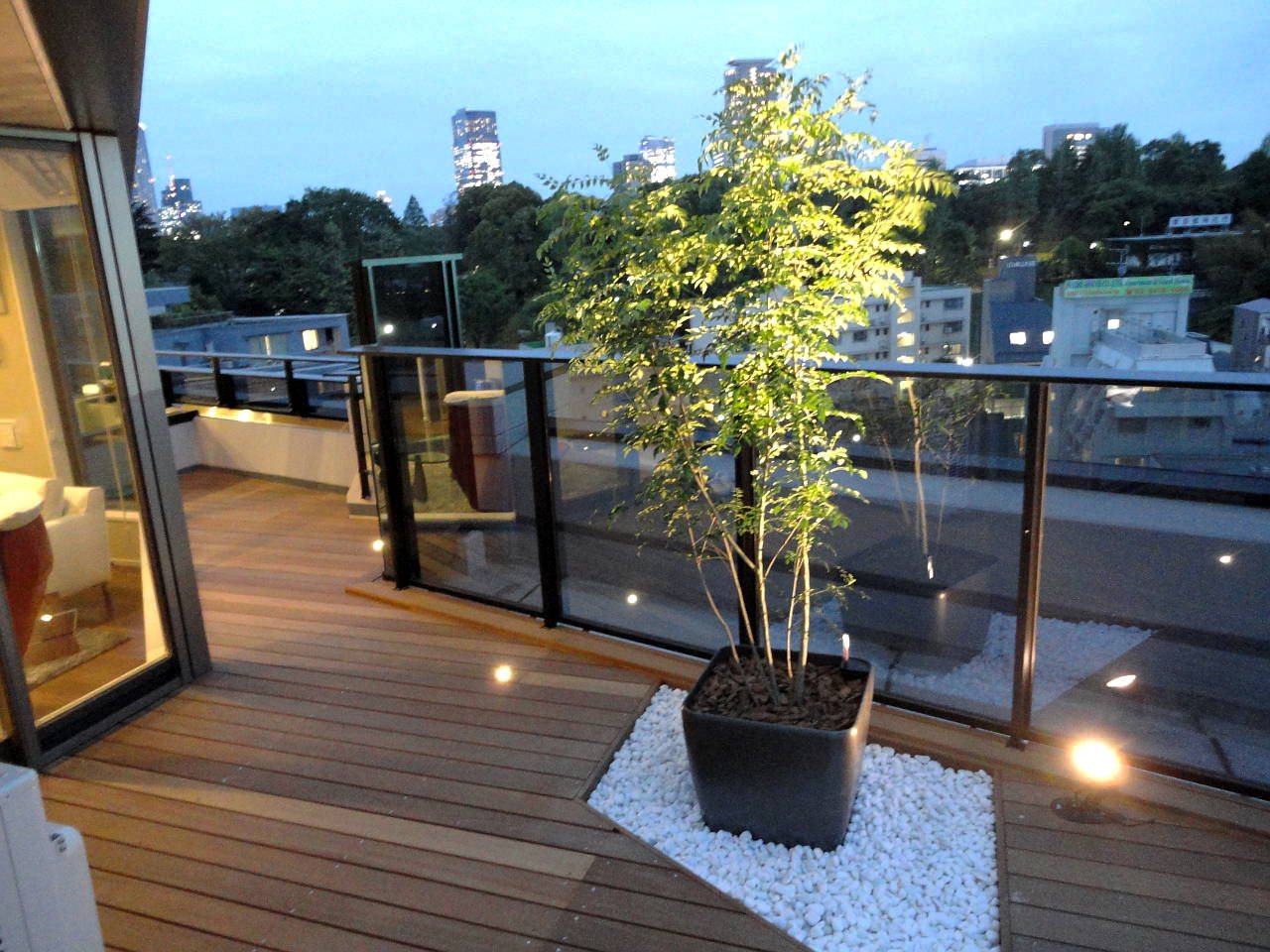 東京都新宿区 Ｏ邸 都心の屋上ガーデン モダンデザインのウッドデッキガーデン