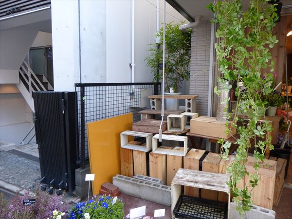 東京都目黒区 Ｈ邸 アマゾンネクサスで作る3階建て店舗兼住居のバルコニーウッドデッキとウッドフェンス
