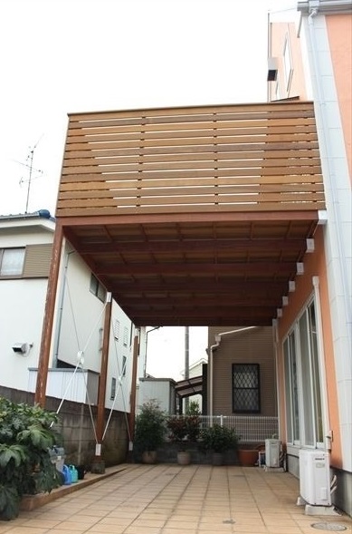 神奈川県横浜市港北区 K邸 杉材から高耐久ハードウッドへ造り替えた 車庫上ウッドデッキ