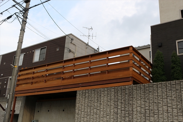 神奈川県横浜市緑区 Y邸 こだわりのデザインフェンスが眺望に溶け込むガーデンウッドデッキ