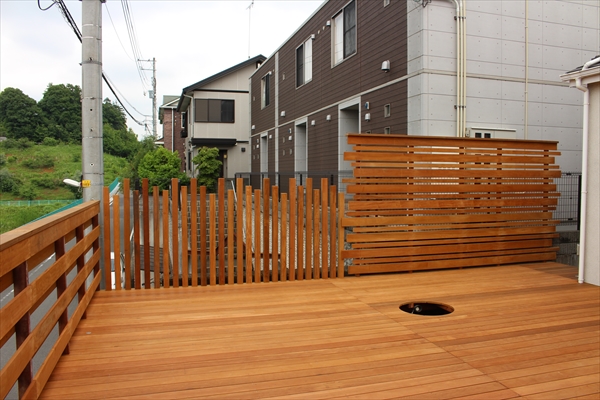 神奈川県横浜市緑区 Y邸 こだわりのデザインフェンスが眺望に溶け込むガーデンウッドデッキ