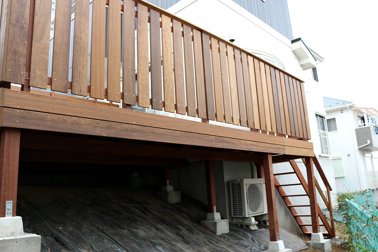 神奈川県横浜市旭区 Ｍ邸 お庭の斜面を有効利用できる快適な傾斜地ウッドデッキ