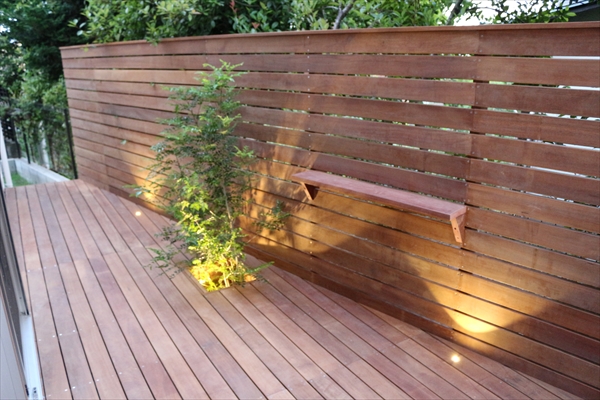 東京都渋谷区 T邸 一戸建ての変形のお庭をデザイン 植栽・フェンスをライトアップしたウリンウッドデッキ
